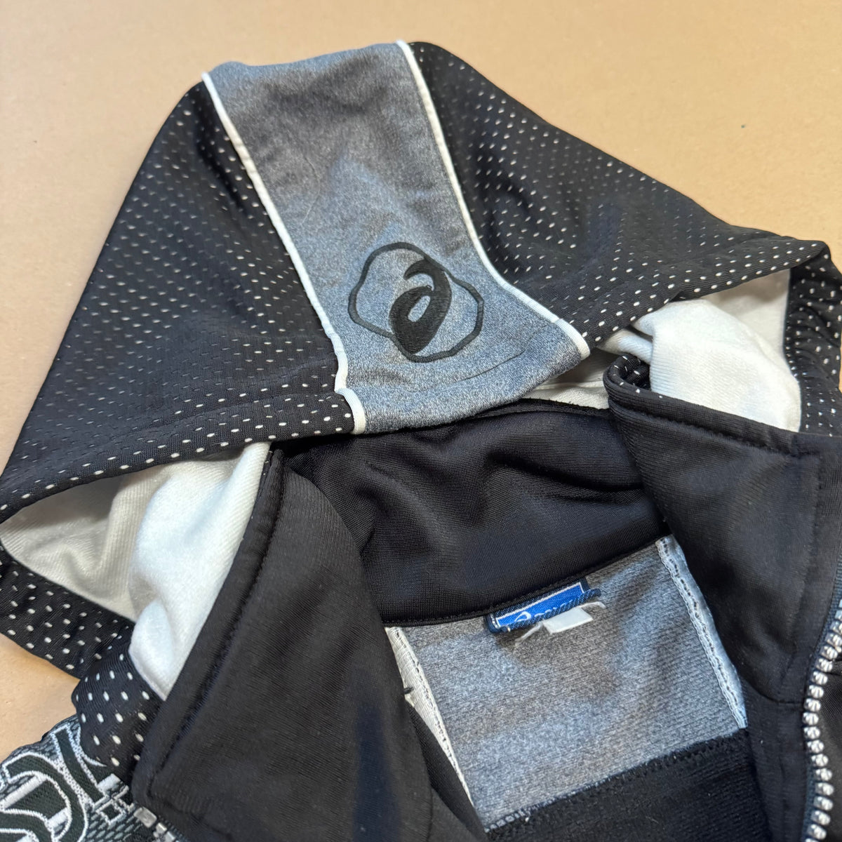 Asics black Streetwear style zip-up hoodie – Close-up 2
