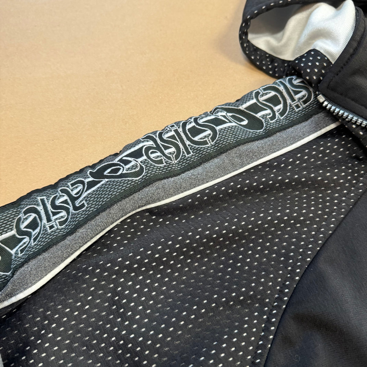 Asics black Streetwear style zip-up hoodie – Close-up 3