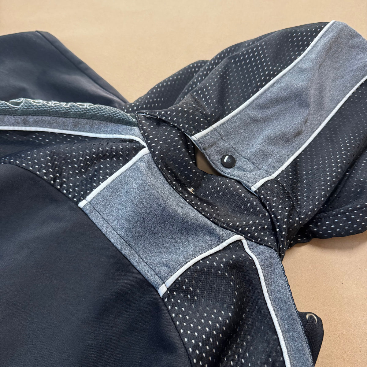 Asics black Streetwear style zip-up hoodie – Close-up 4