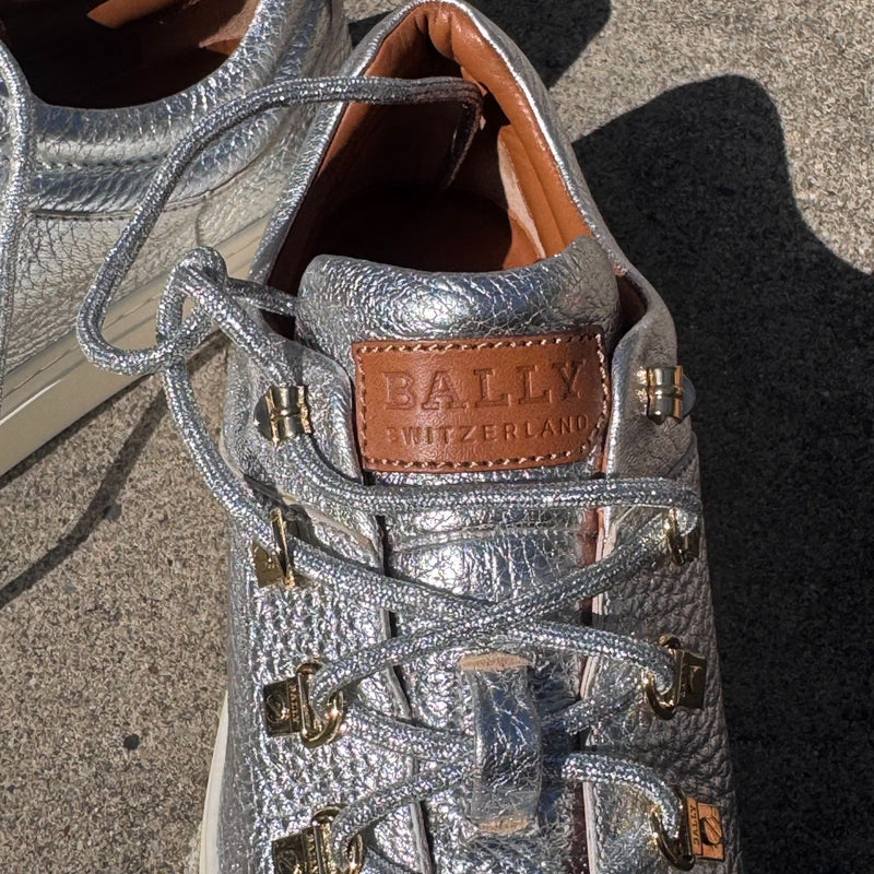 Detailansicht: Sourced limited accessories and clothes Bally Switzerland silver designer shoes – Logo, Nähte oder Material