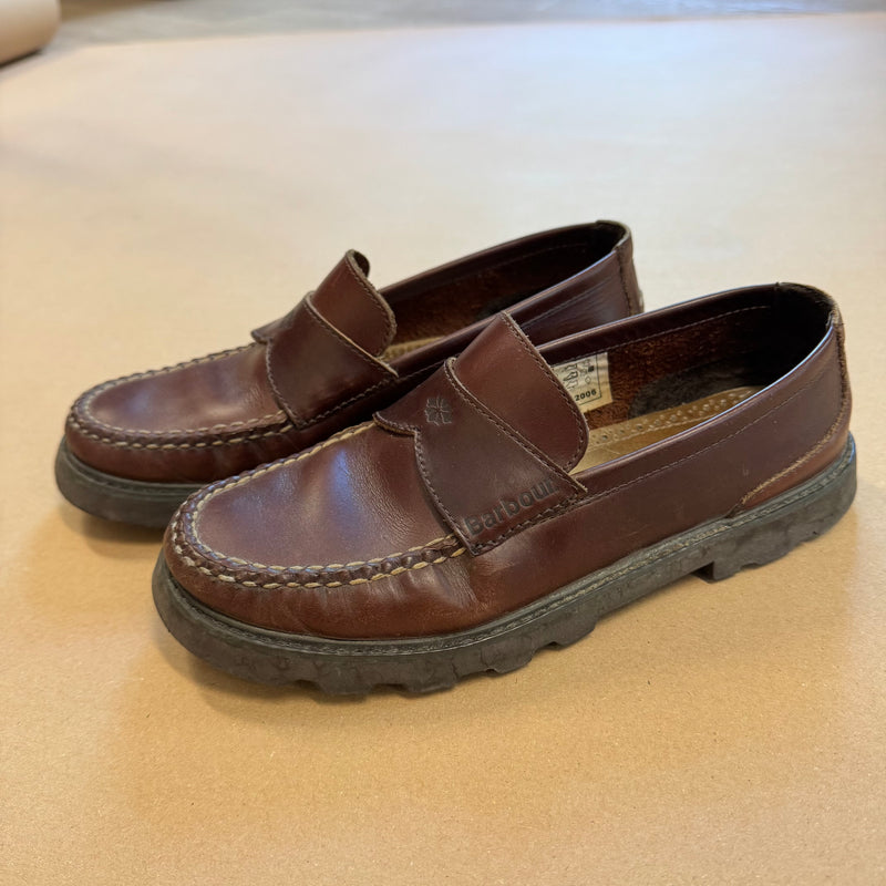 Detailansicht: Sourced limited accessories and clothes Barbour brown leather loafers/shoes – Logo, Nähte oder Material