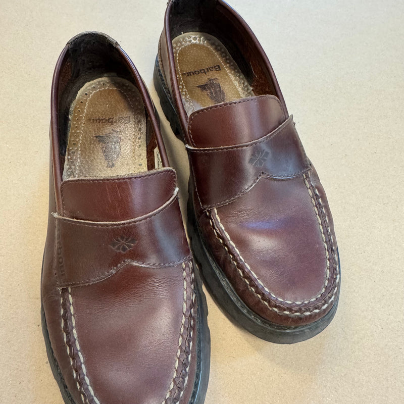 Detailansicht: Sourced limited accessories and clothes Barbour brown leather loafers/shoes – Logo, Nähte oder Material