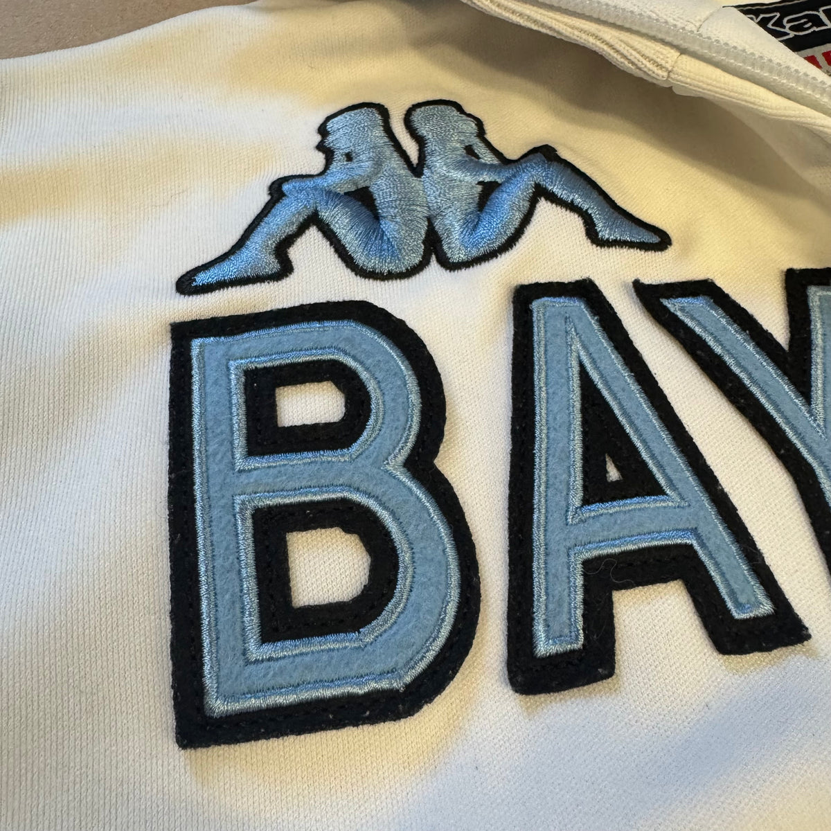 Bayonne Kappa white streetwear track jacket – Close-up 2