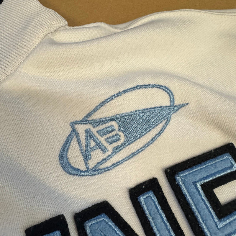 Detailansicht: Sourced limited accessories and clothes Bayonne Kappa white streetwear track jacket – Logo, Nähte oder Material