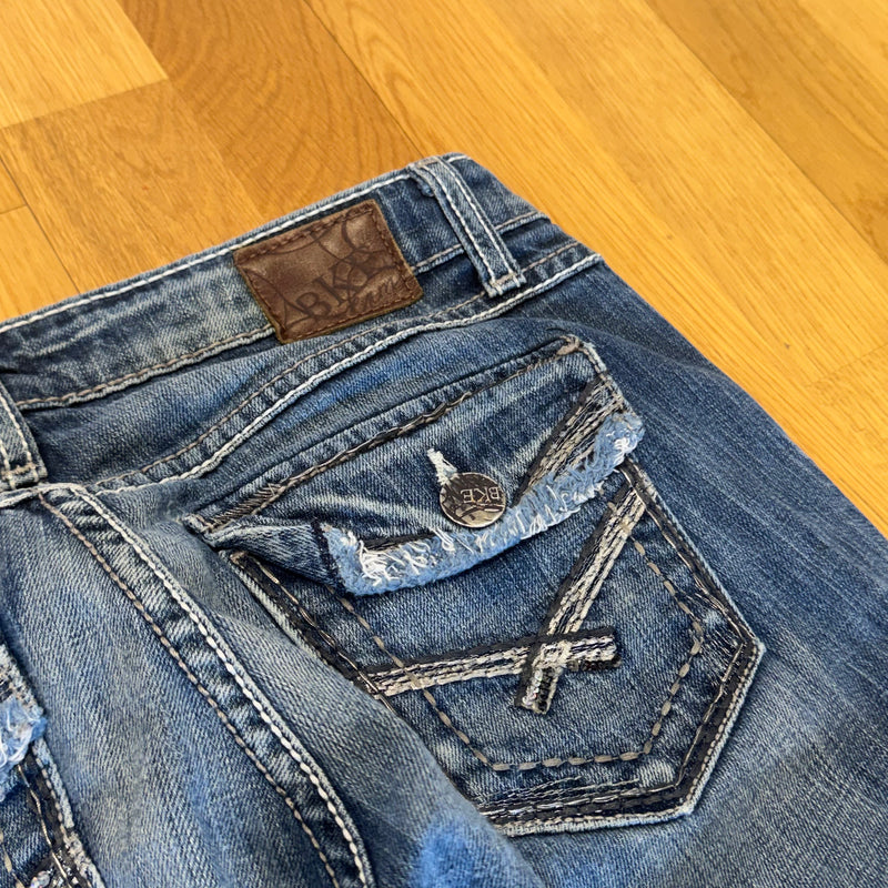 Detailansicht: Sourced limited accessories and clothes BKE Denim stella boot y2k stonewashed jeans – Logo, Nähte oder Material