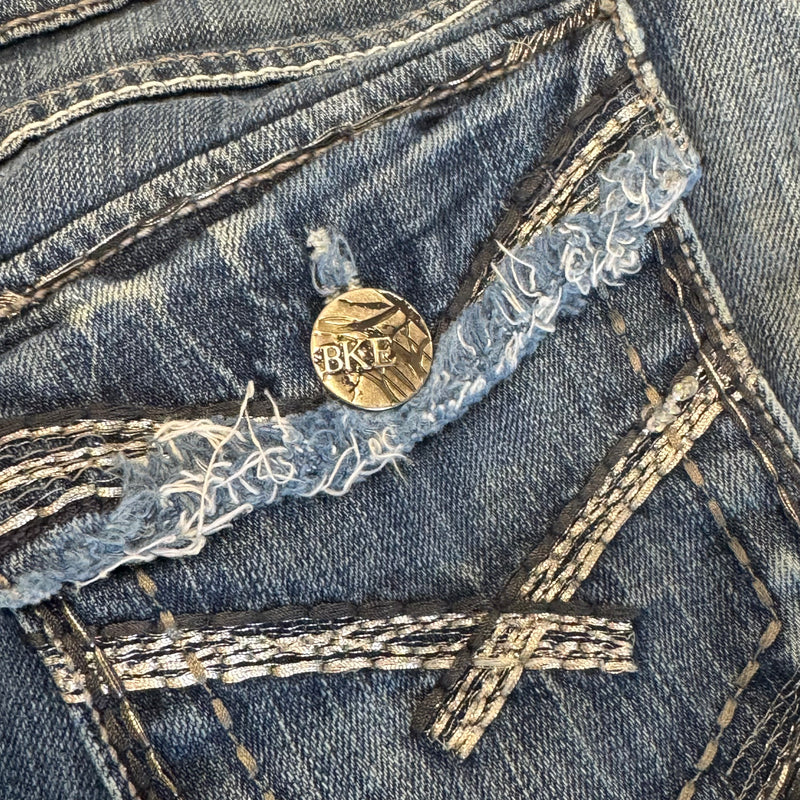 Detailansicht: Sourced limited accessories and clothes BKE Denim stella boot y2k stonewashed jeans – Logo, Nähte oder Material