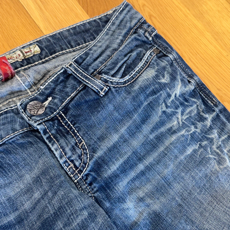 Detailansicht: Sourced limited accessories and clothes BKE Denim stella boot y2k stonewashed jeans – Logo, Nähte oder Material