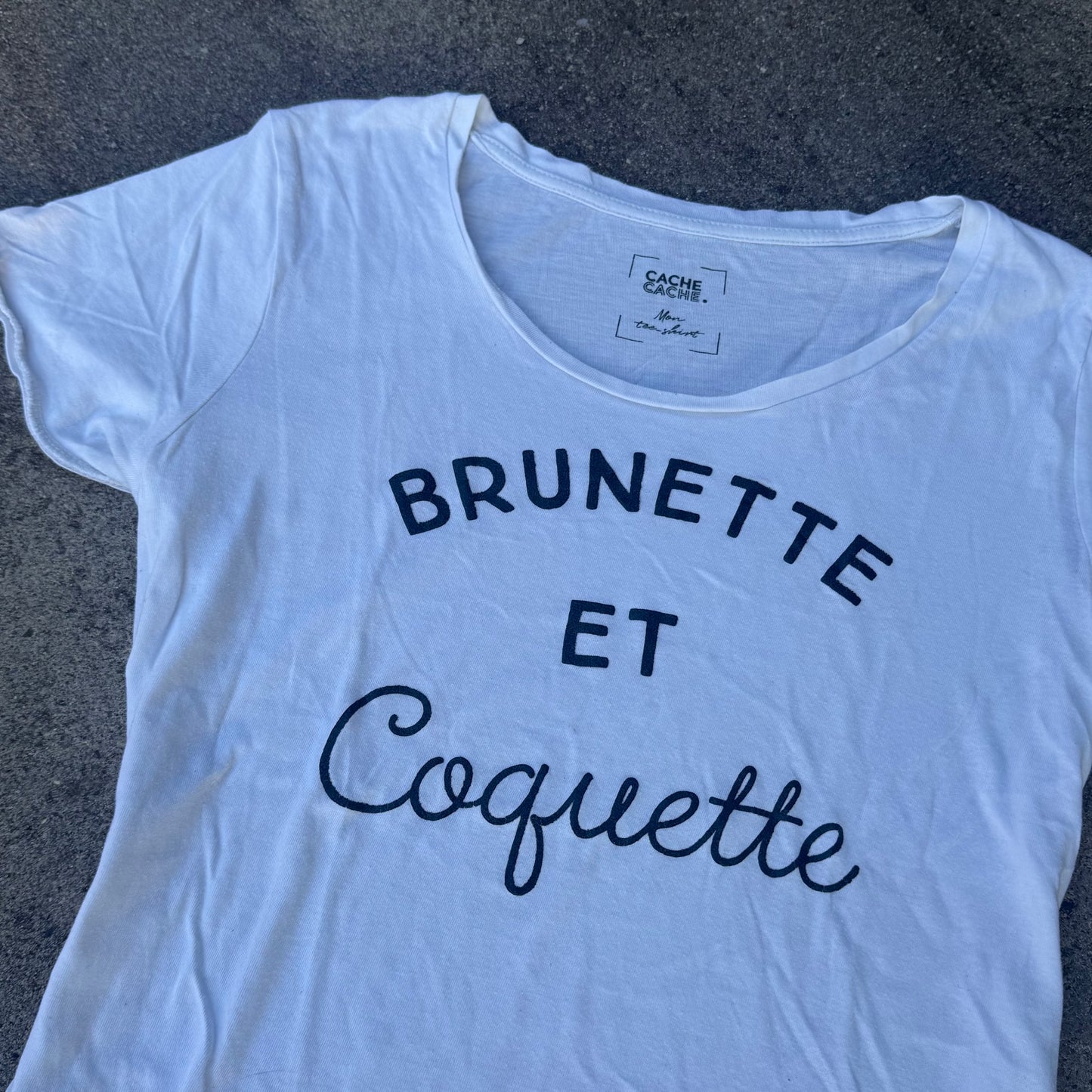 Brunette et coquette y2k style t-shirt – Close-up 1