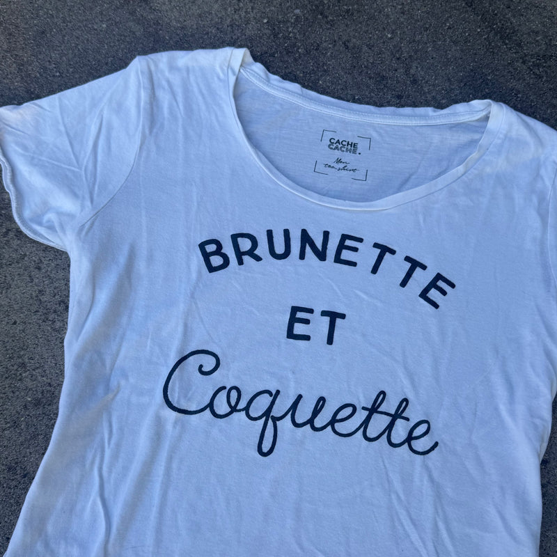 Detailansicht: Sourced limited accessories and clothes Brunette et coquette y2k style t-shirt – Logo, Nähte oder Material