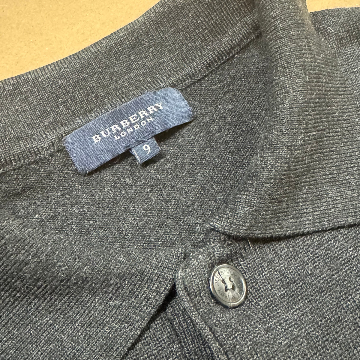 Burberry black on black vintage longsleeve – Close-up 1