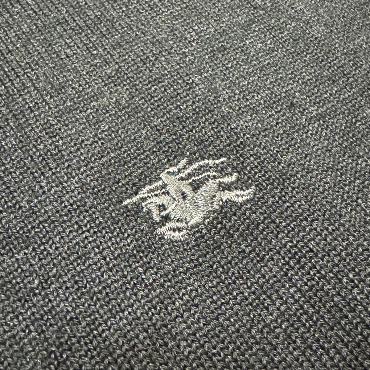 Burberry black on black vintage longsleeve – Close-up 2