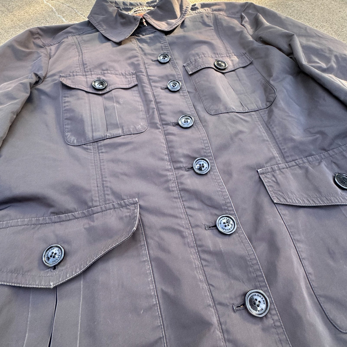 Burberry London retro black designer raincoat – Close-up 1