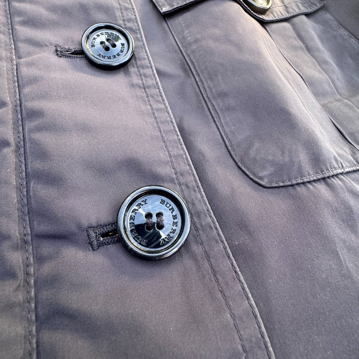 Burberry London retro black designer raincoat – Close-up 2