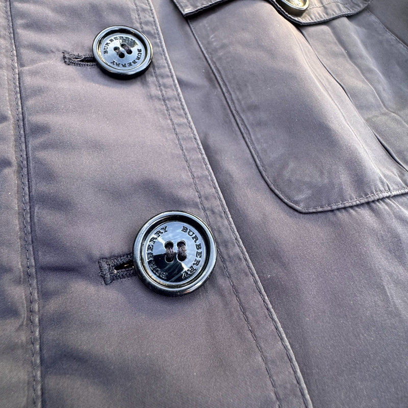 Detailansicht: Sourced limited accessories and clothes Burberry London retro black designer raincoat – Logo, Nähte oder Material
