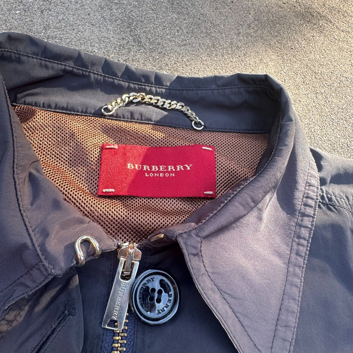 Burberry London retro black designer raincoat – Close-up 3