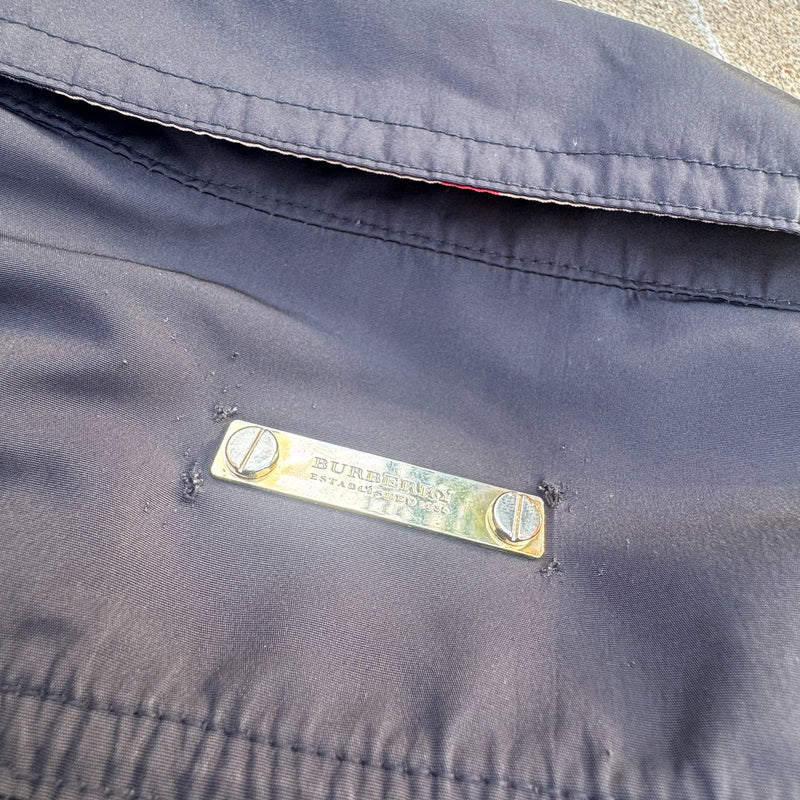 Detailansicht: Sourced limited accessories and clothes Burberry London retro black designer raincoat – Logo, Nähte oder Material