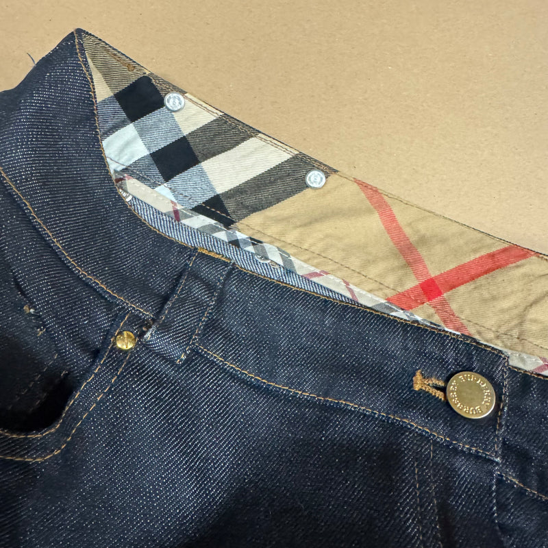 Detailansicht: Sourced limited accessories and clothes Burberry London vintage denim skirt – Logo, Nähte oder Material