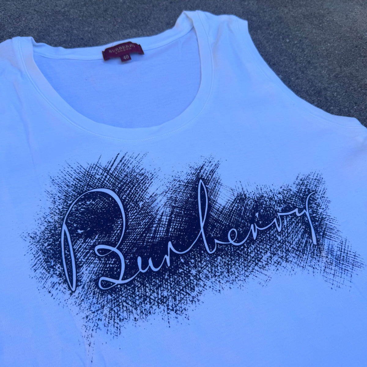 Burberry London white graphic women's top – Close-up 1