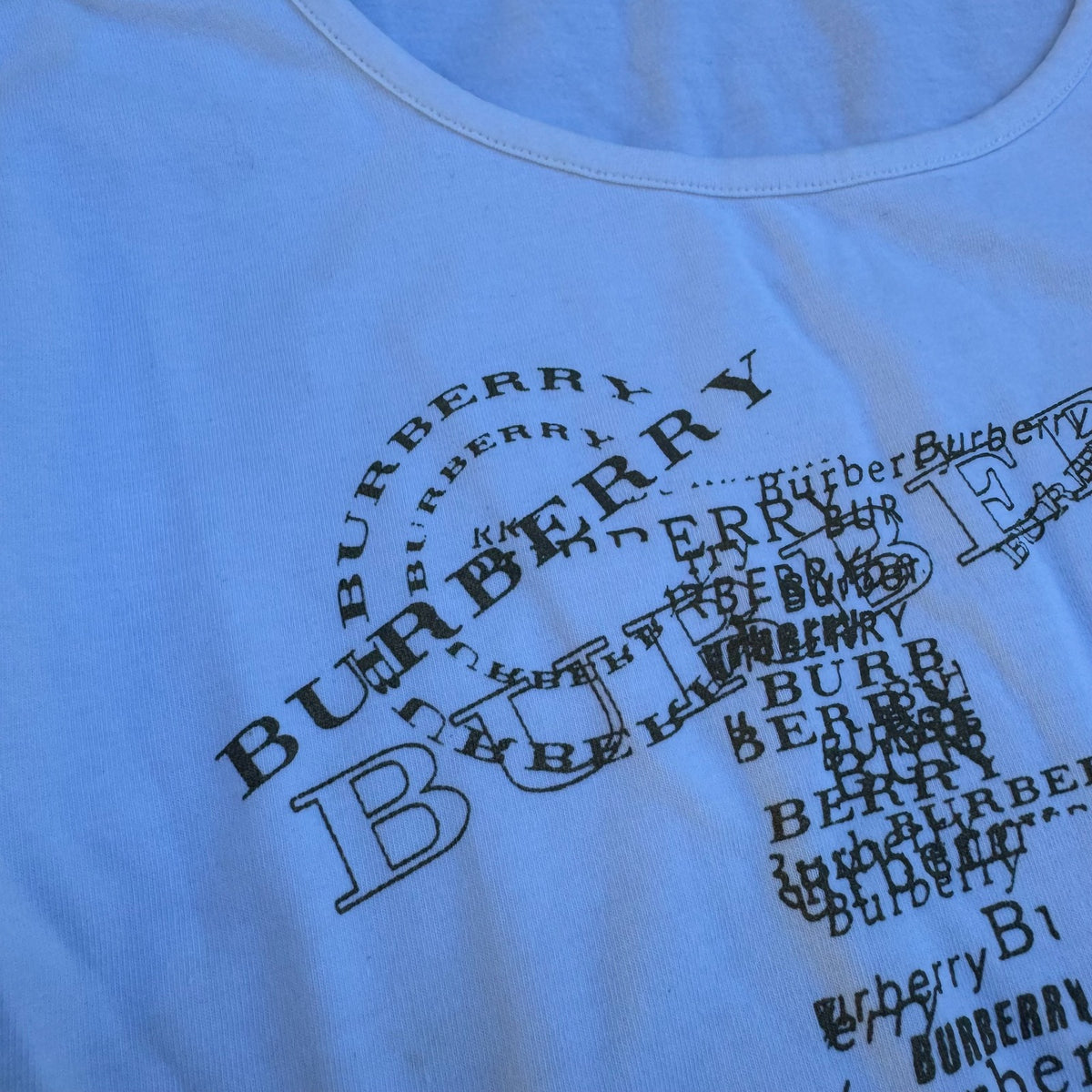 Burberry London Y2K graphic white longsleeve – Close-up 2