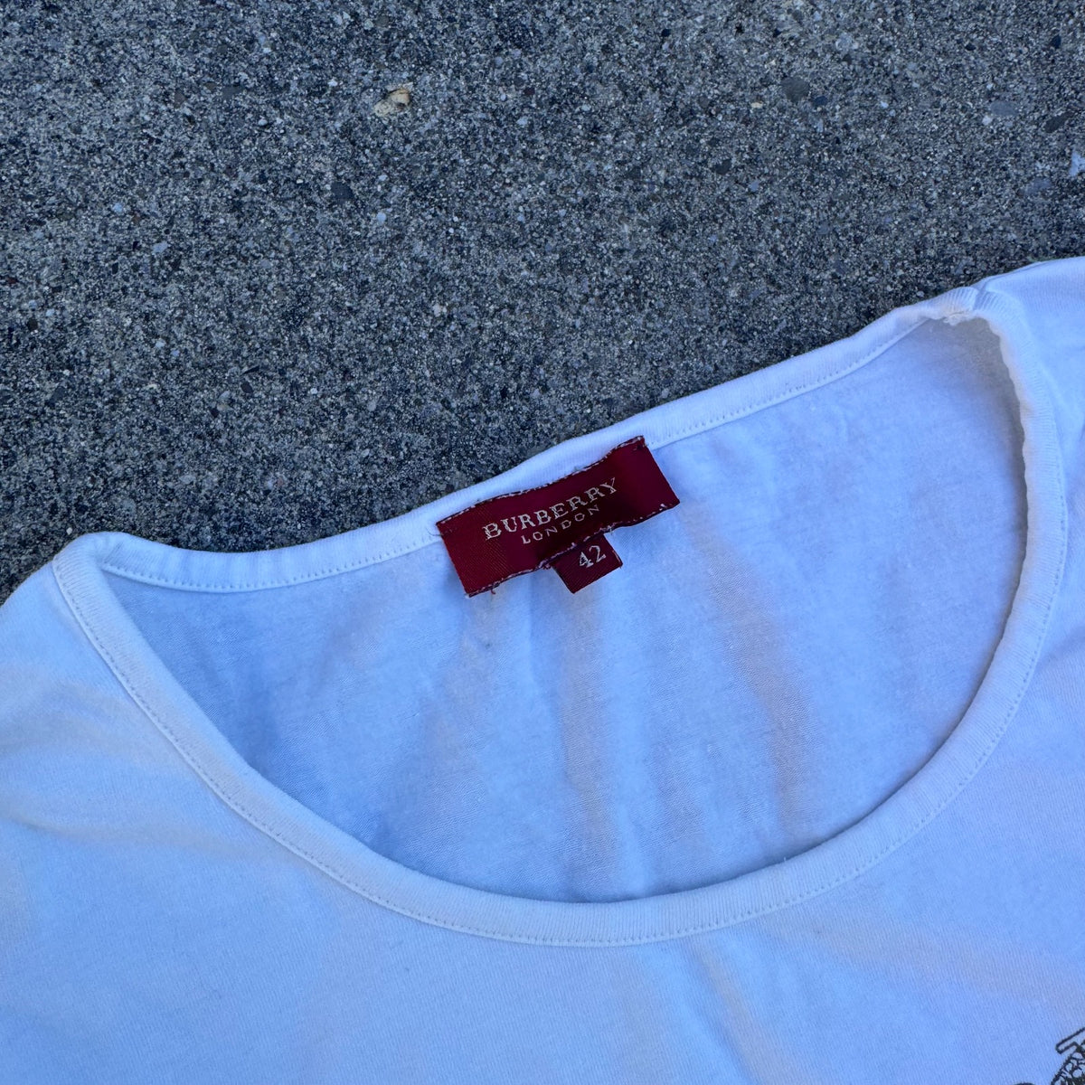 Burberry London Y2K graphic white longsleeve – Close-up 3