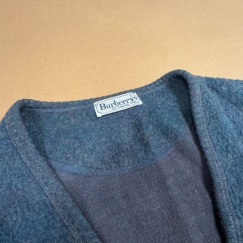 Detailansicht: Sourced limited accessories and clothes Burberry's Lambswool vintage blue cardigan – Logo, Nähte oder Material