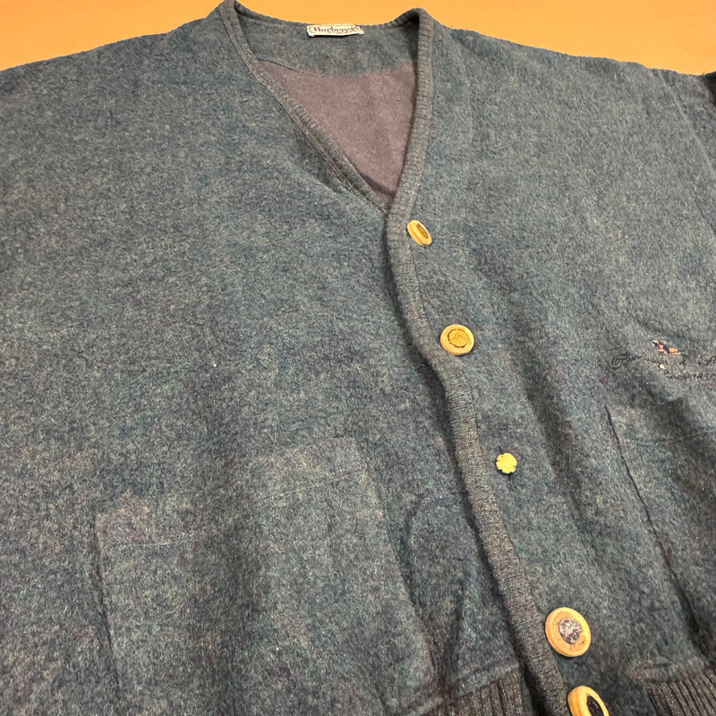 Detailansicht: Sourced limited accessories and clothes Burberry's Lambswool vintage blue cardigan – Logo, Nähte oder Material