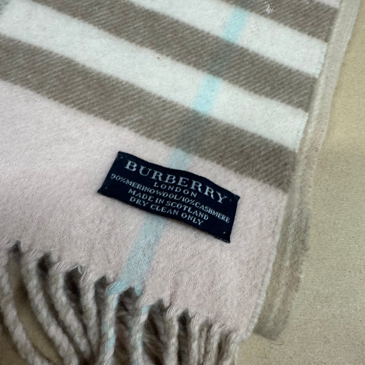 Burberry vintage merino wool scarf – Close-up 1