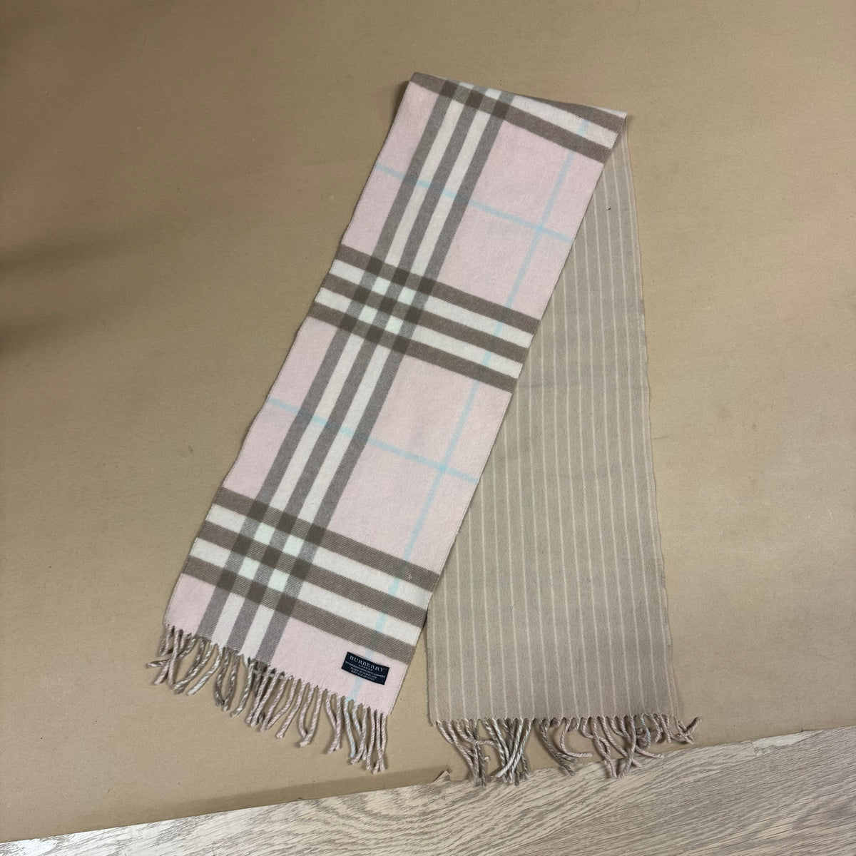 Burberry vintage merino wool scarf – Close-up 3