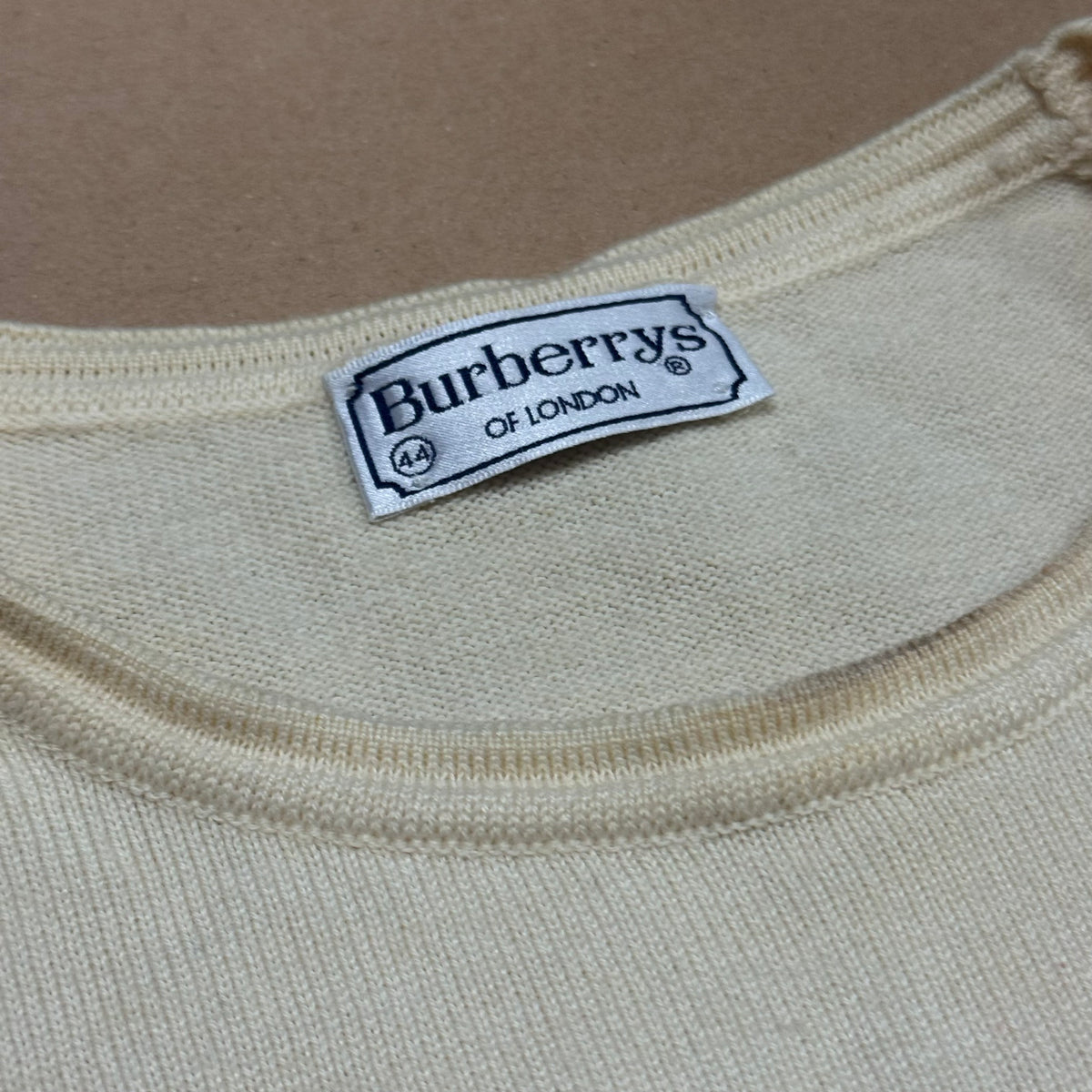 Burberry’s cream color women’s wool sweater – Close-up 2
