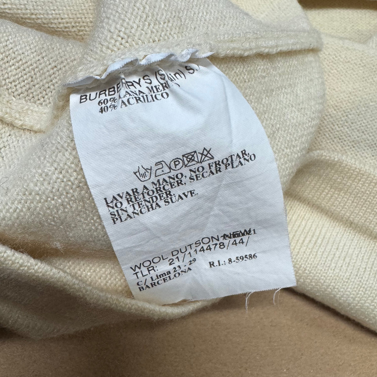 Burberry’s cream color women’s wool sweater – Close-up 4