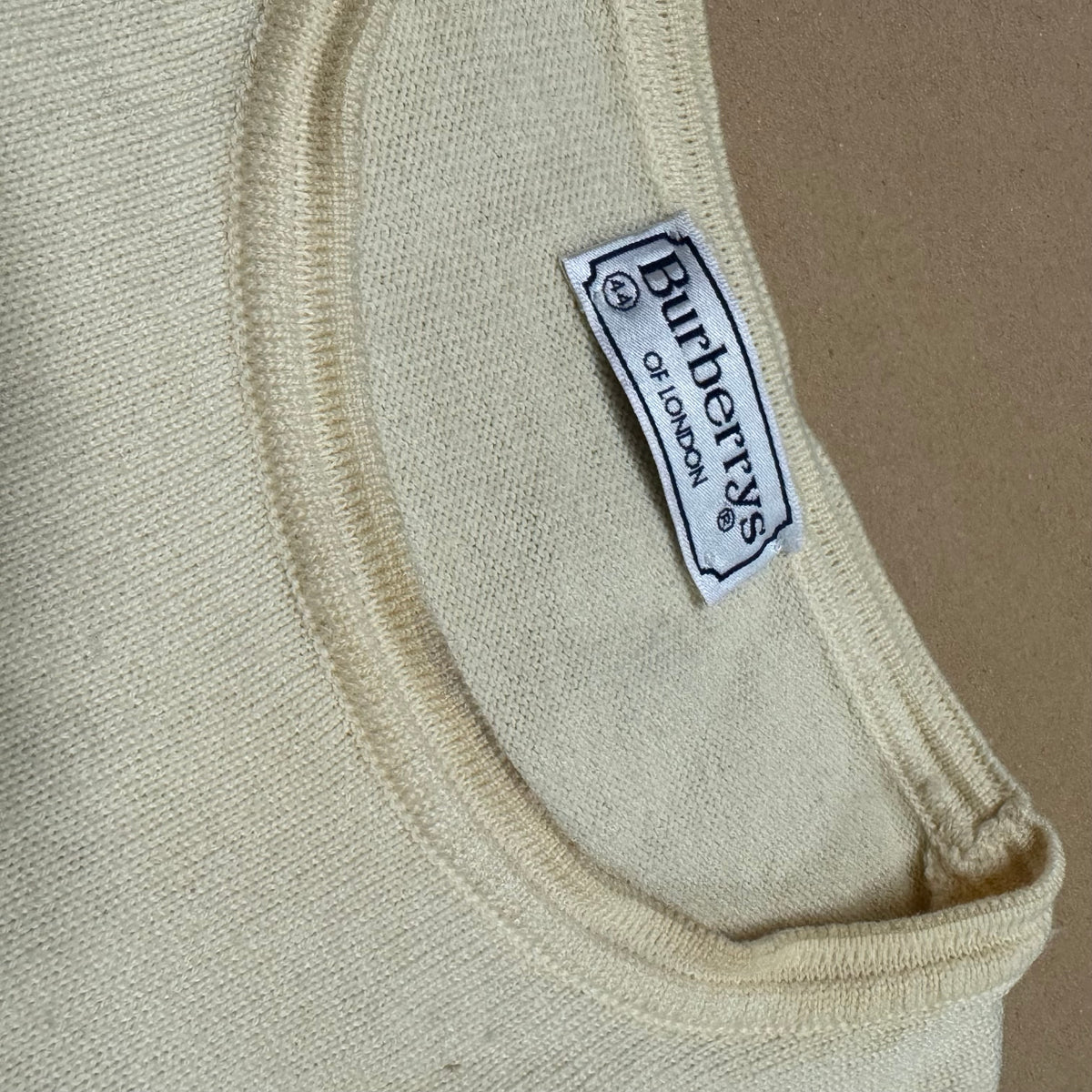 Burberry’s cream color women’s wool sweater – Close-up 5