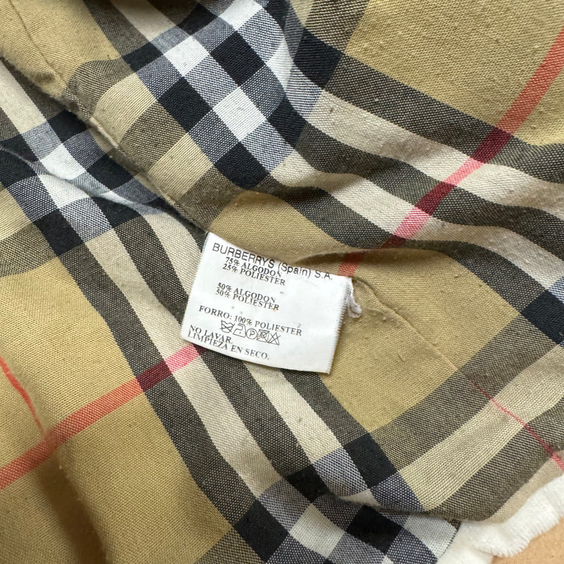 Detailansicht: Sourced limited accessories and clothes Burberry’s cream vintage coat – Logo, Nähte oder Material