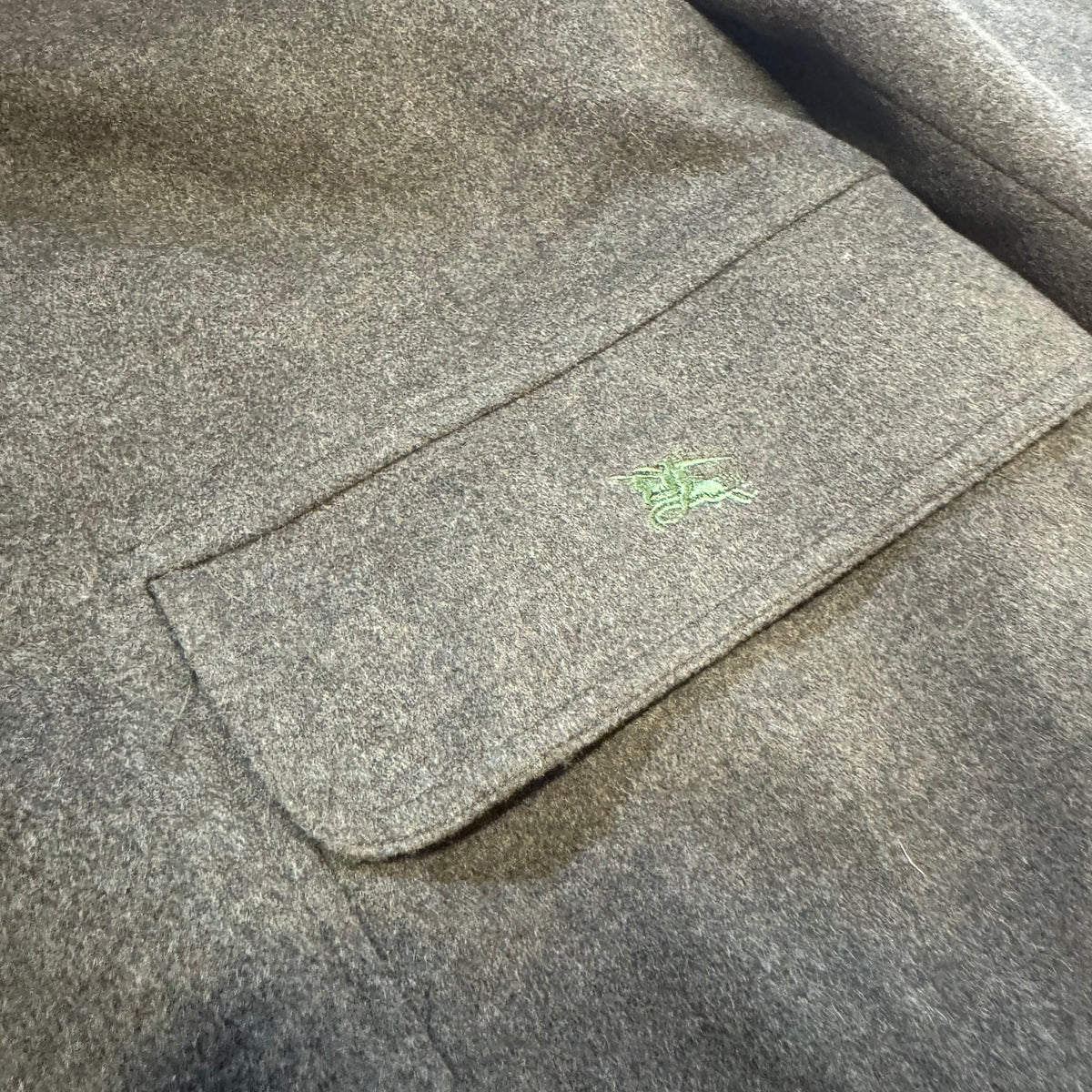 Burberry’s vintage green winter coat – Close-up 1