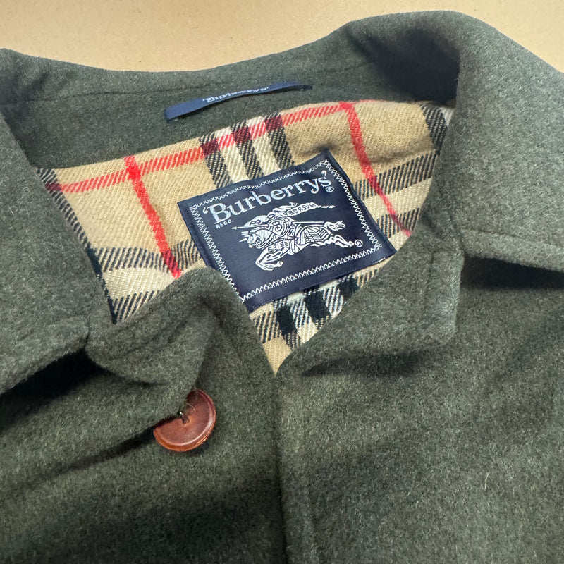 Detailansicht: Sourced limited accessories and clothes Burberry’s vintage green winter coat – Logo, Nähte oder Material