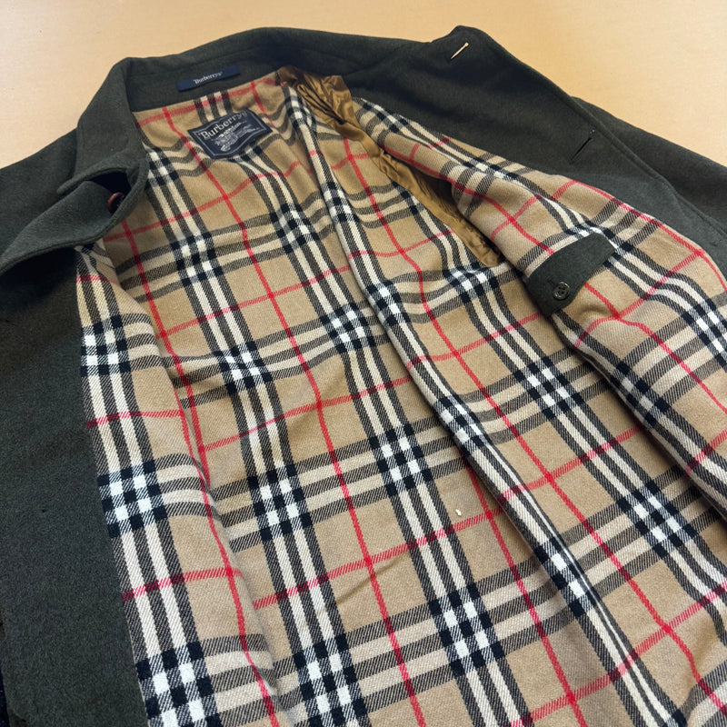 Detailansicht: Sourced limited accessories and clothes Burberry’s vintage green winter coat – Logo, Nähte oder Material