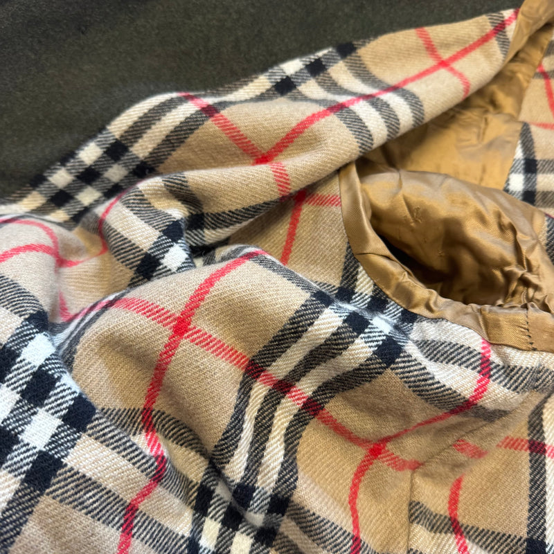 Detailansicht: Sourced limited accessories and clothes Burberry’s vintage green winter coat – Logo, Nähte oder Material