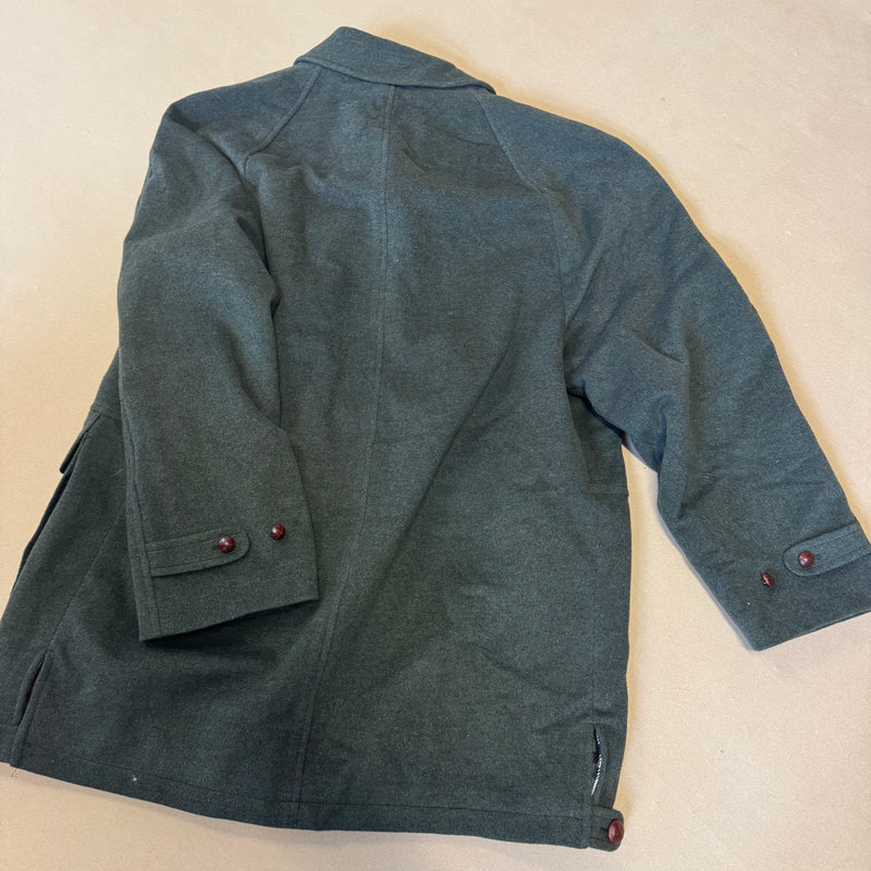 Detailansicht: Sourced limited accessories and clothes Burberry’s vintage green winter coat – Logo, Nähte oder Material