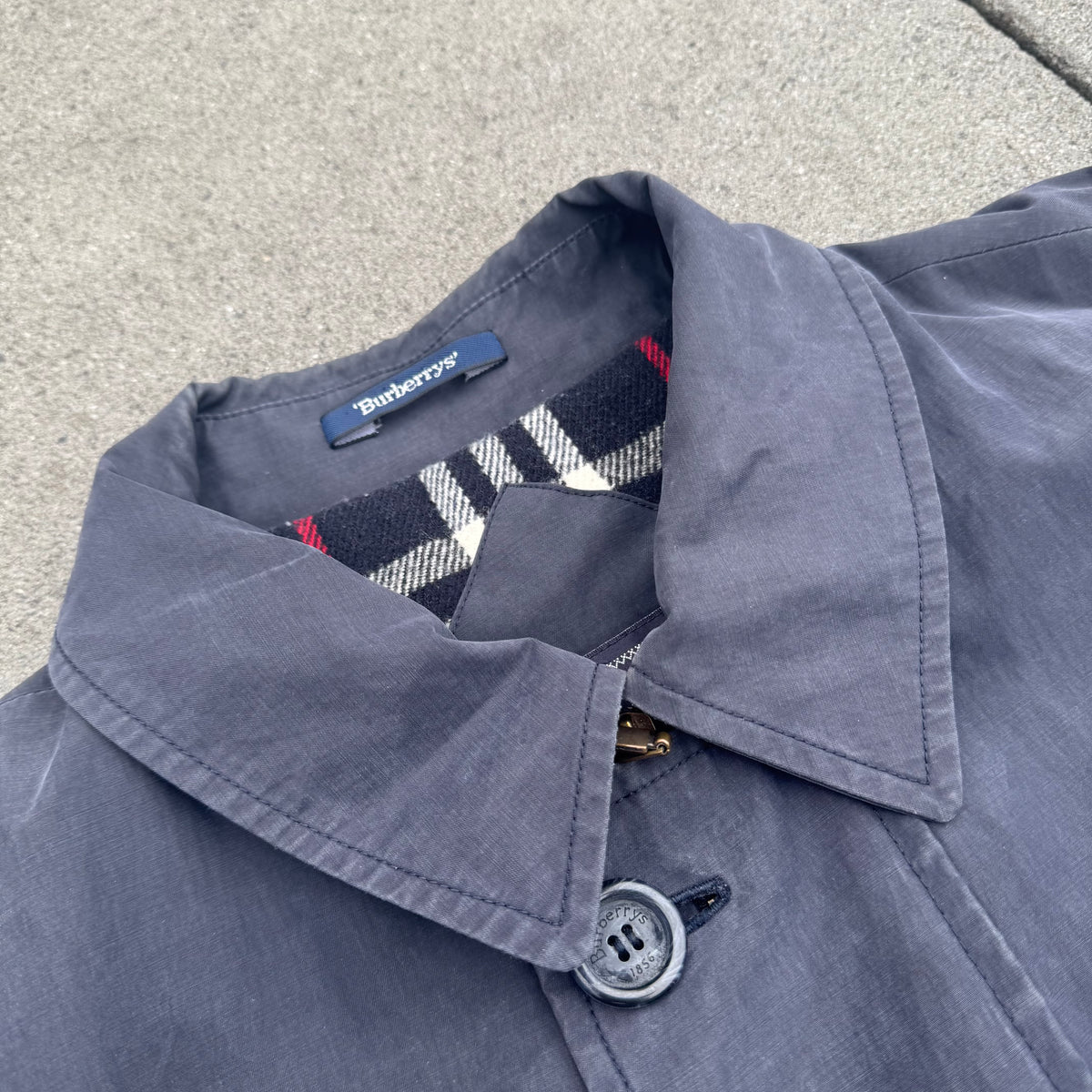 Burberry’s vintage raincoat – Close-up 1