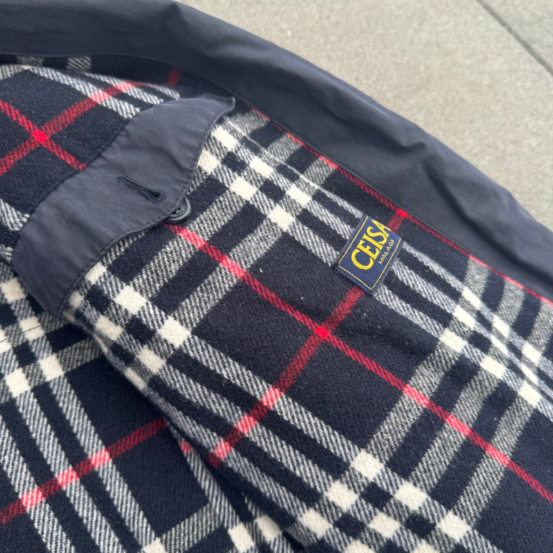 Detailansicht: Sourced limited accessories and clothes Burberry’s vintage raincoat – Logo, Nähte oder Material