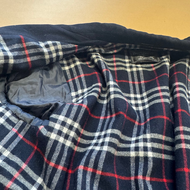 Detailansicht: Sourced limited accessories and clothes Burberry’s vintage winter coat – Logo, Nähte oder Material