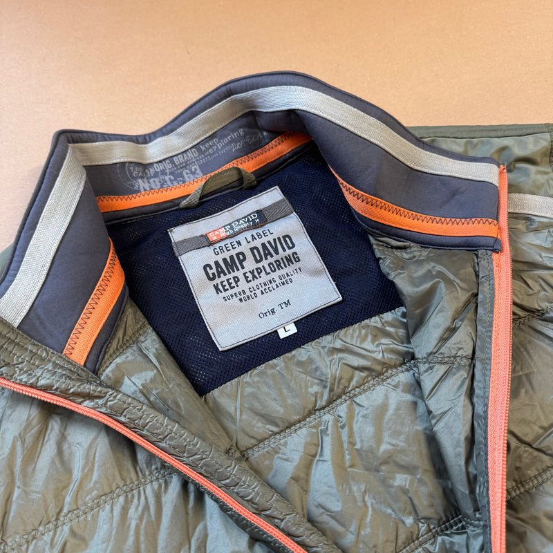 Detailansicht: Sourced limited accessories and clothes Camp David Green Label rain jacket – Logo, Nähte oder Material