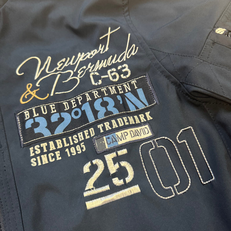 Detailansicht: Sourced limited accessories and clothes Camp David Newport Windbreaker – Logo, Nähte oder Material