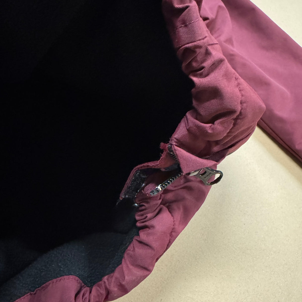 Carhartt WIP burgundy retro jacket – Close-up 4