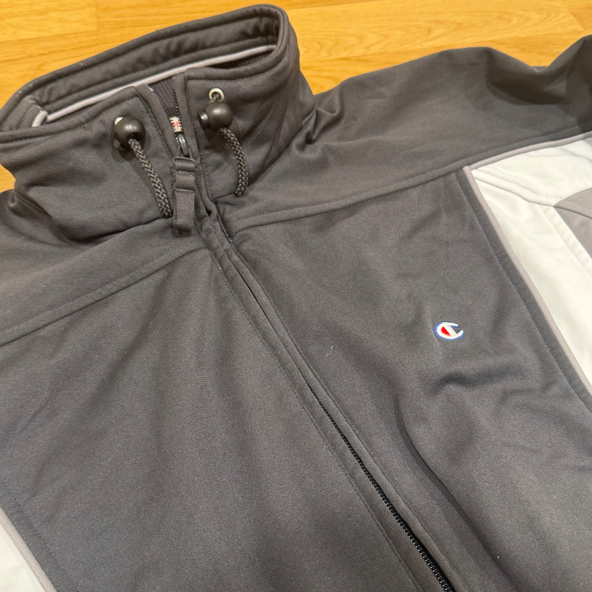 Champion USA grey vintage 00s track jacket – Close-up 1