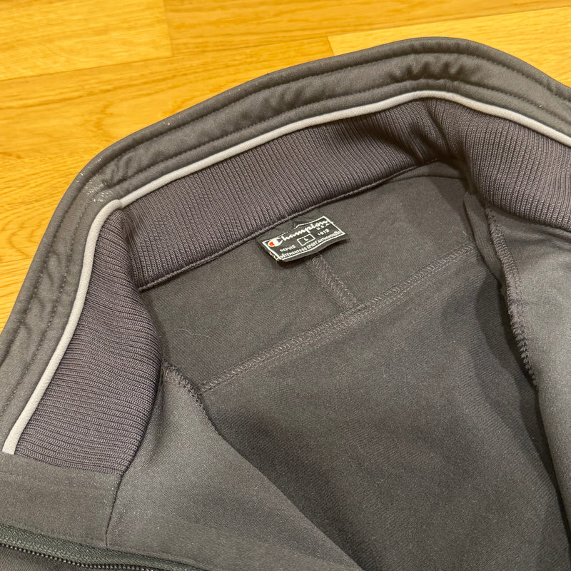Detailansicht: Sourced limited accessories and clothes Champion USA grey vintage 00s track jacket – Logo, Nähte oder Material