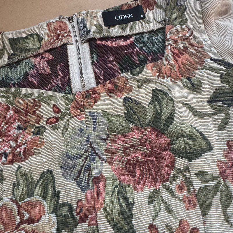 Detailansicht: Sourced limited accessories and clothes Cider vintage floral women’s summer top – Logo, Nähte oder Material