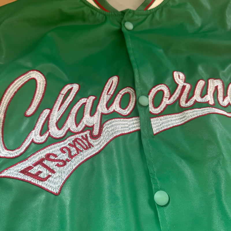 Detailansicht: Sourced limited accessories and clothes Cilaforina vintage green and white college jacket – Logo, Nähte oder Material