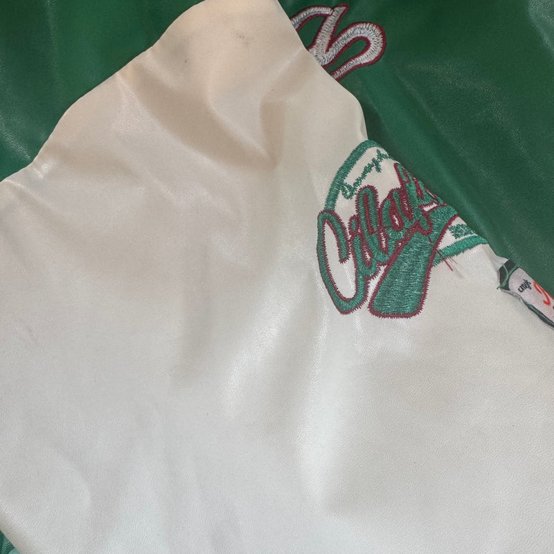 Detailansicht: Sourced limited accessories and clothes Cilaforina vintage green and white college jacket – Logo, Nähte oder Material