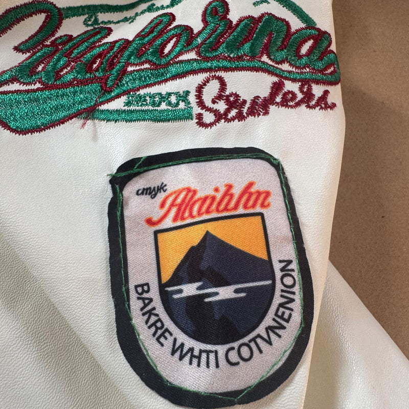 Detailansicht: Sourced limited accessories and clothes Cilaforina vintage green and white college jacket – Logo, Nähte oder Material