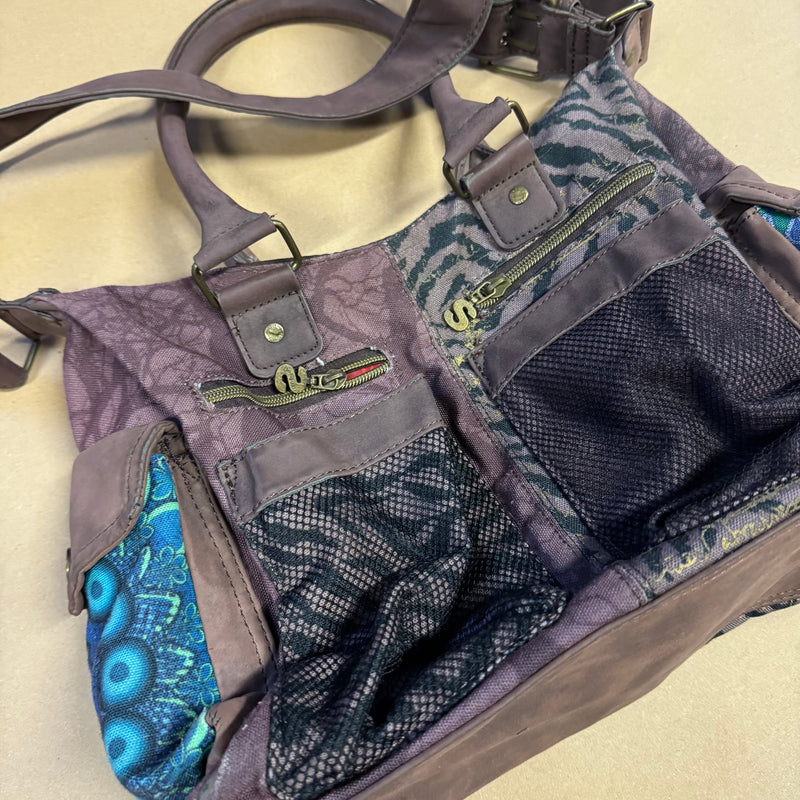 Detailansicht: Sourced limited accessories and clothes Vintage Desigual brown 90s handbag – Logo, Nähte oder Material